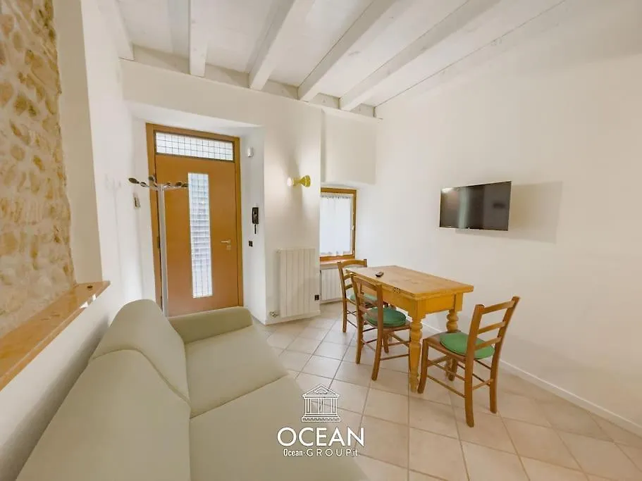 Veronetta House Oceangroup 0*, Verona Italien